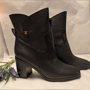 Giani Bernini Olaa dress ankle bootie in black W/ memory foam cushioning, sz 9.5